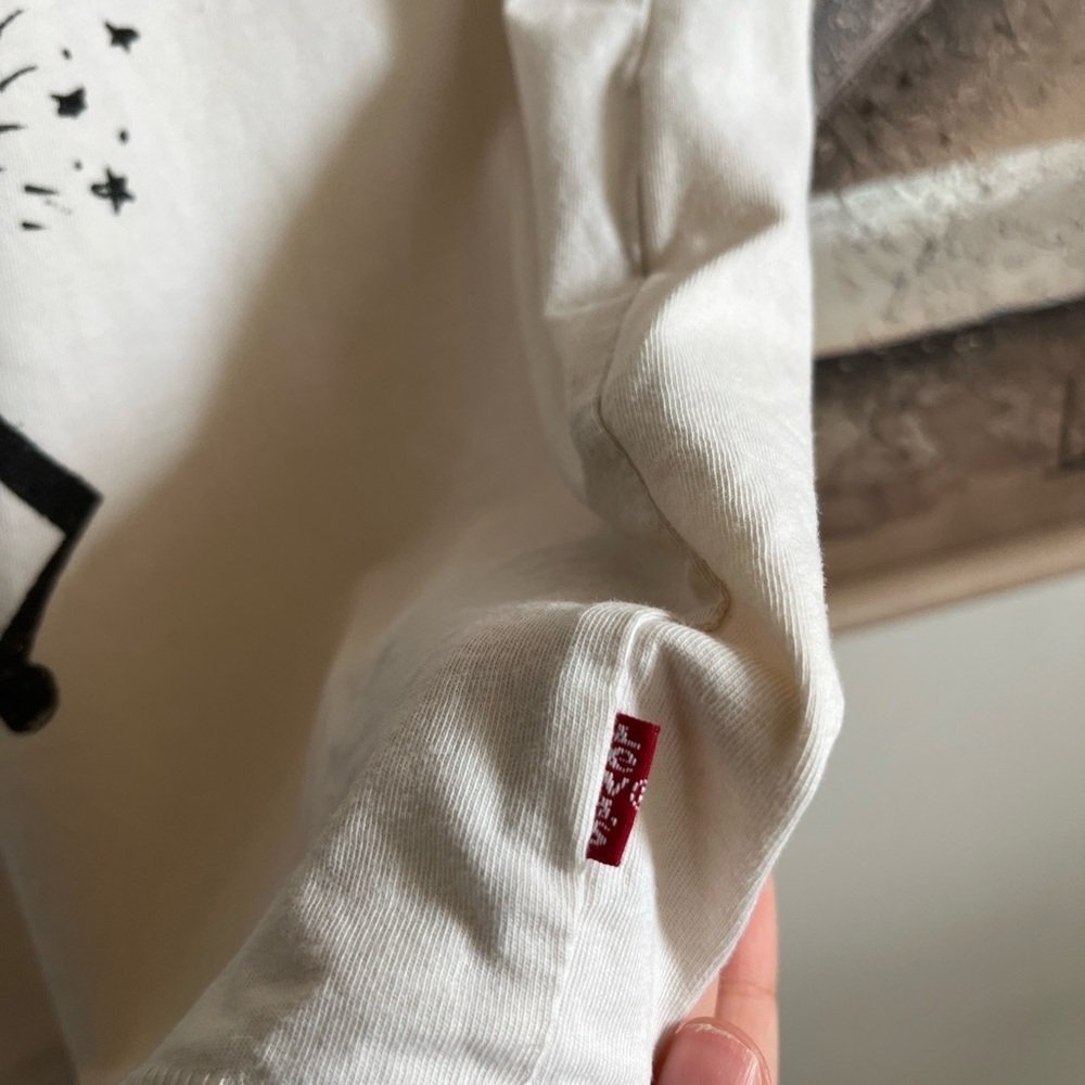 LEVI’s Graphic Tee - Picture 3 of 10